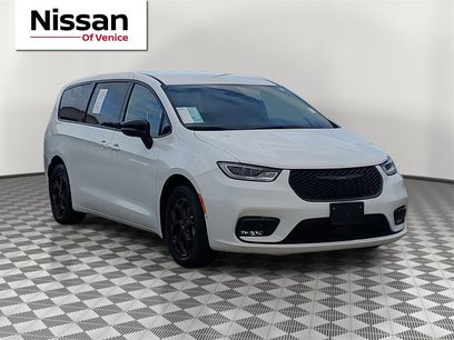 Used 2024 Chrysler Pacifica Select