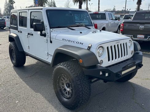 Used 2018 Jeep Wrangler Unlimited Rubicon w/ Connectivity Group image 34