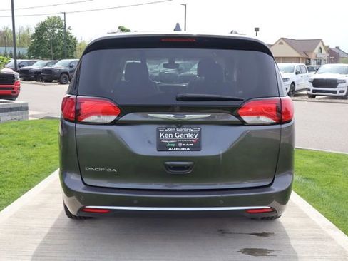 Used 2018 Chrysler Pacifica Touring-L Plus FWD image 32