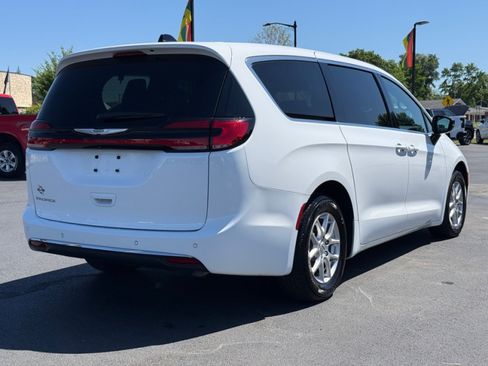 Used 2025 Chrysler Pacifica Select FWD image 8