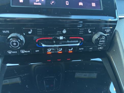 New 2025 Jeep Grand Cherokee Altitude image 16