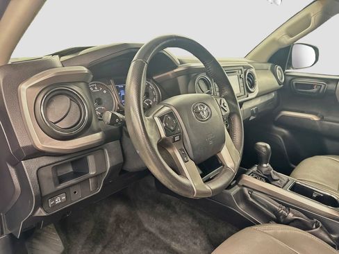 Used 2016 Toyota Tacoma SR5 w/ SR5 Appearance Package (SN) AWD/4WD image 5