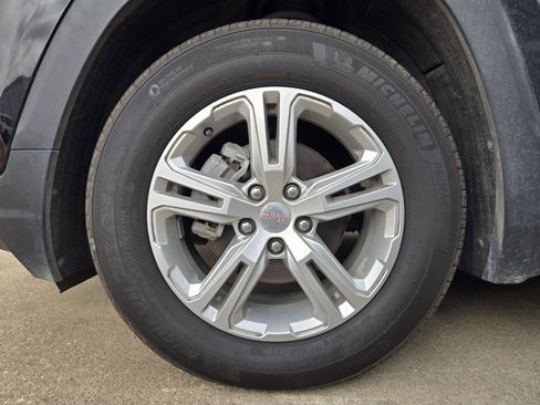 Used 2024 GMC Terrain SLE image 8