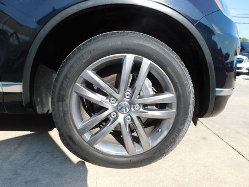 Used 2016 Volkswagen Touareg Sport image 9