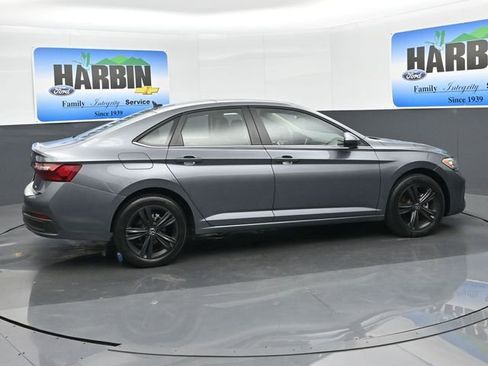Used 2024 Volkswagen Jetta SE FWD image 6