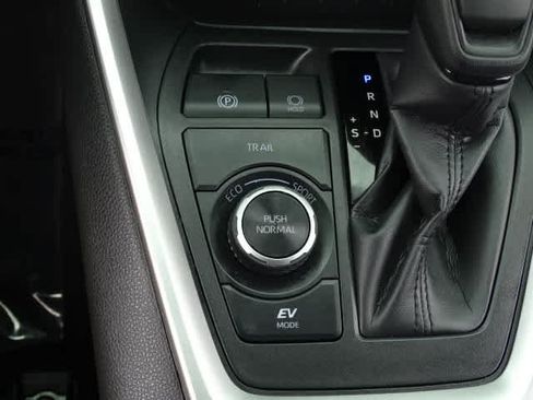 Certified 2025 Toyota RAV4 LE AWD/4WD image 33