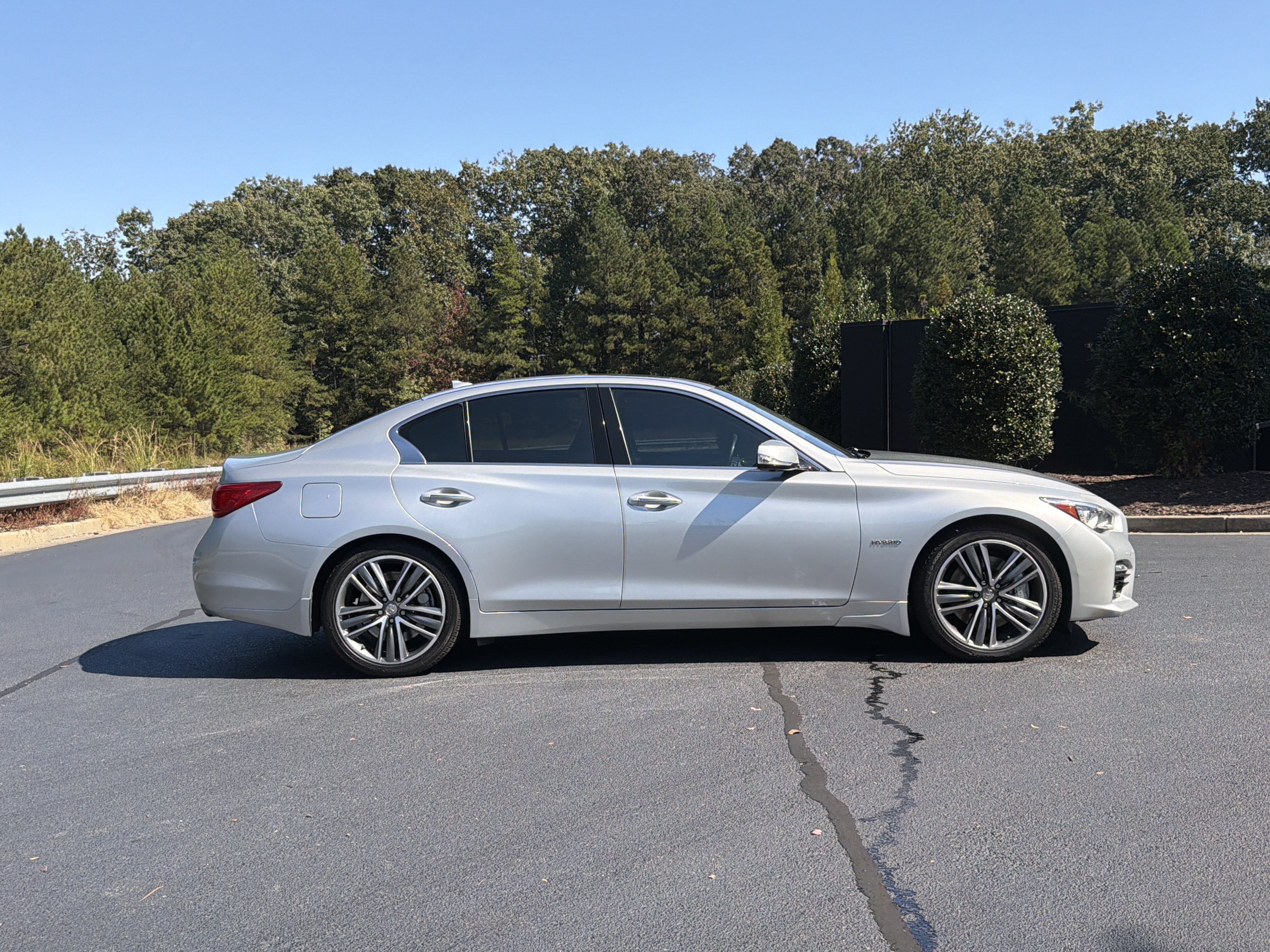 Used 2015 INFINITI Q50 Hybrid AWD w/ Deluxe Technology Package image 5