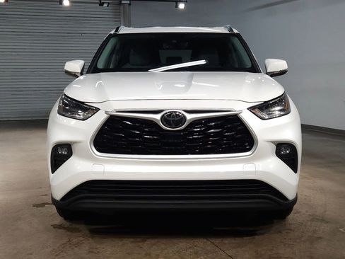 Used 2021 Toyota Highlander XLE image 2