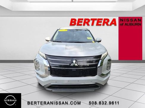 Used 2025 Mitsubishi Outlander SE AWD/4WD image 3