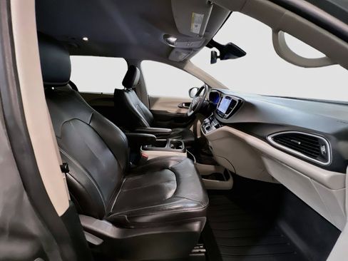 Used 2022 Chrysler Pacifica Touring-L FWD image 20