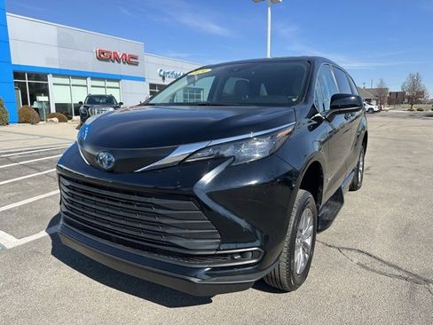Used 2024 Toyota Sienna LE image 2