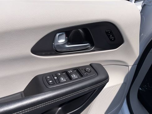Used 2024 Chrysler Pacifica Touring-L FWD image 15