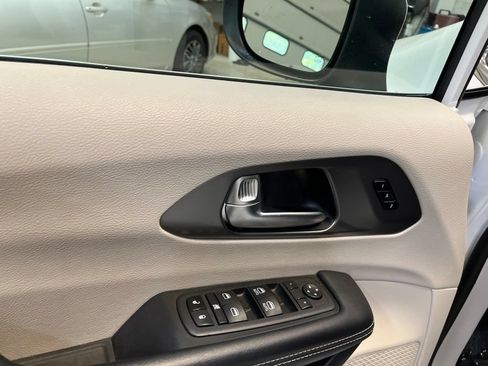 Used 2023 Chrysler Pacifica Touring-L FWD image 13