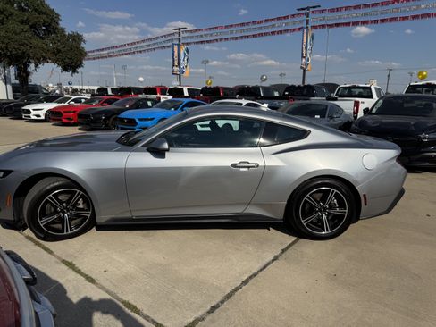 Used 2024 Ford Mustang image 8