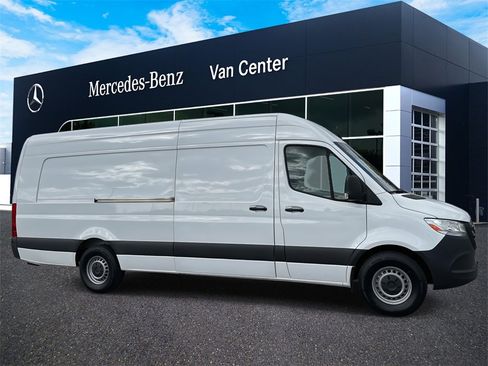 Used 2021 Mercedes-Benz Sprinter 2500 image 2
