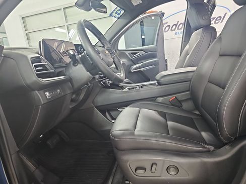 Used 2025 Chevrolet Traverse LT w/ Driver Confidence Package AWD/4WD image 21
