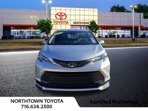 Used 2025 Toyota Sienna LE FWD image 5
