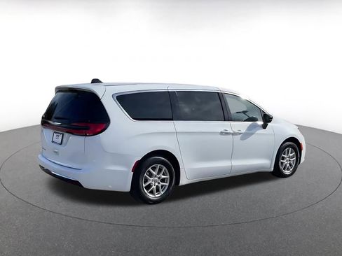 Used 2025 Chrysler Pacifica Select image 12