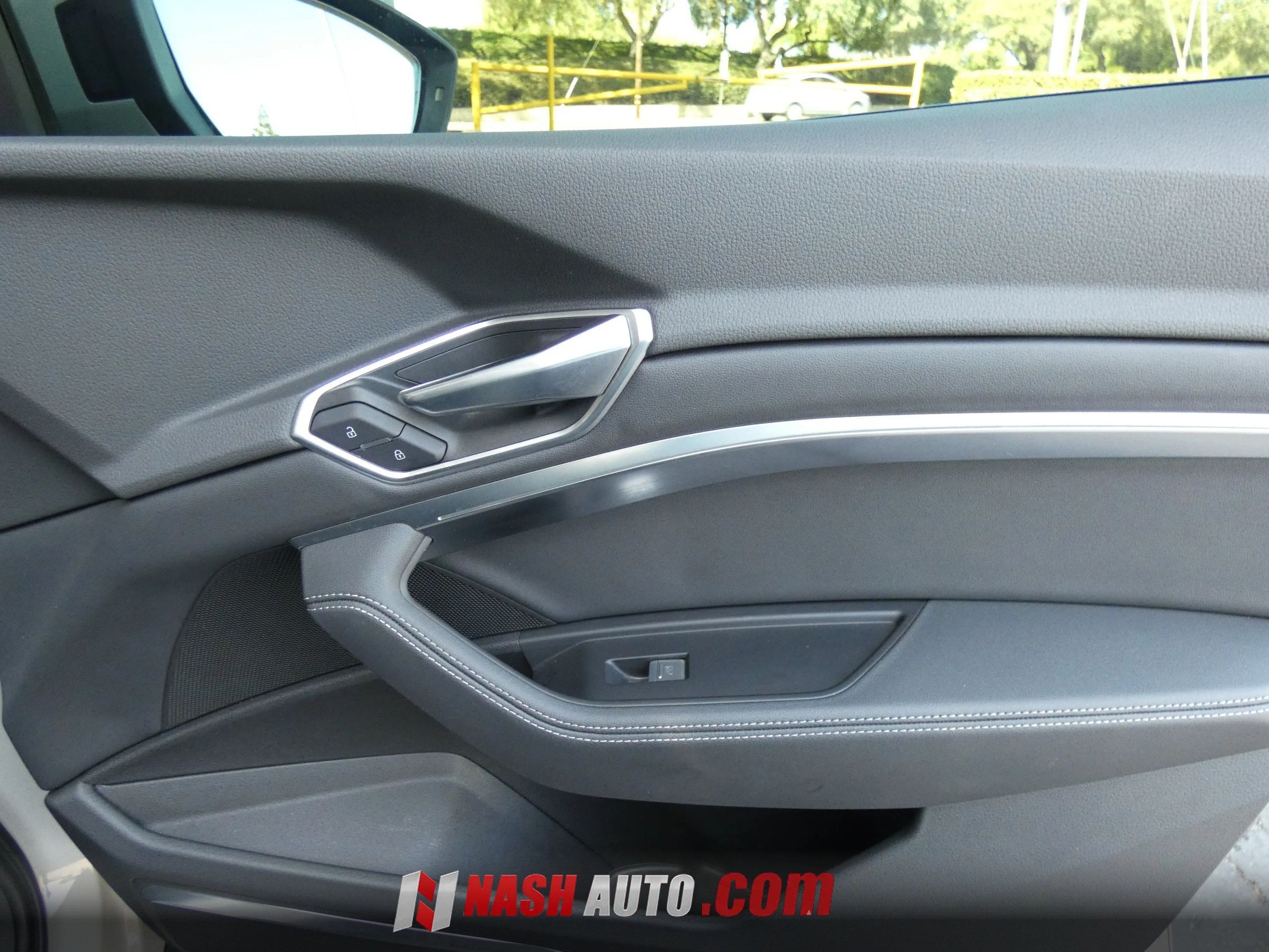 Used 2022 Audi e-tron Premium Plus w/ Premium Plus Package AWD/4WD image 36