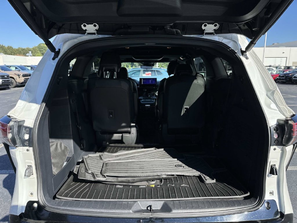 Used 2025 Toyota Sienna Platinum AWD/4WD image 13