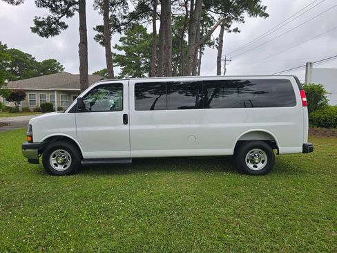 Used 2025 Chevrolet Express 3500 LT w/ LT Preferred Equipment Group RWD image 2