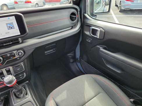 Used 2024 Jeep Wrangler Rubicon w/ Technology Group AWD/4WD image 16