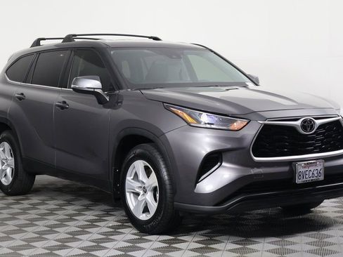 Used 2021 Toyota Highlander L FWD image 3