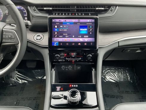 Used 2025 Jeep Grand Cherokee Limited image 12