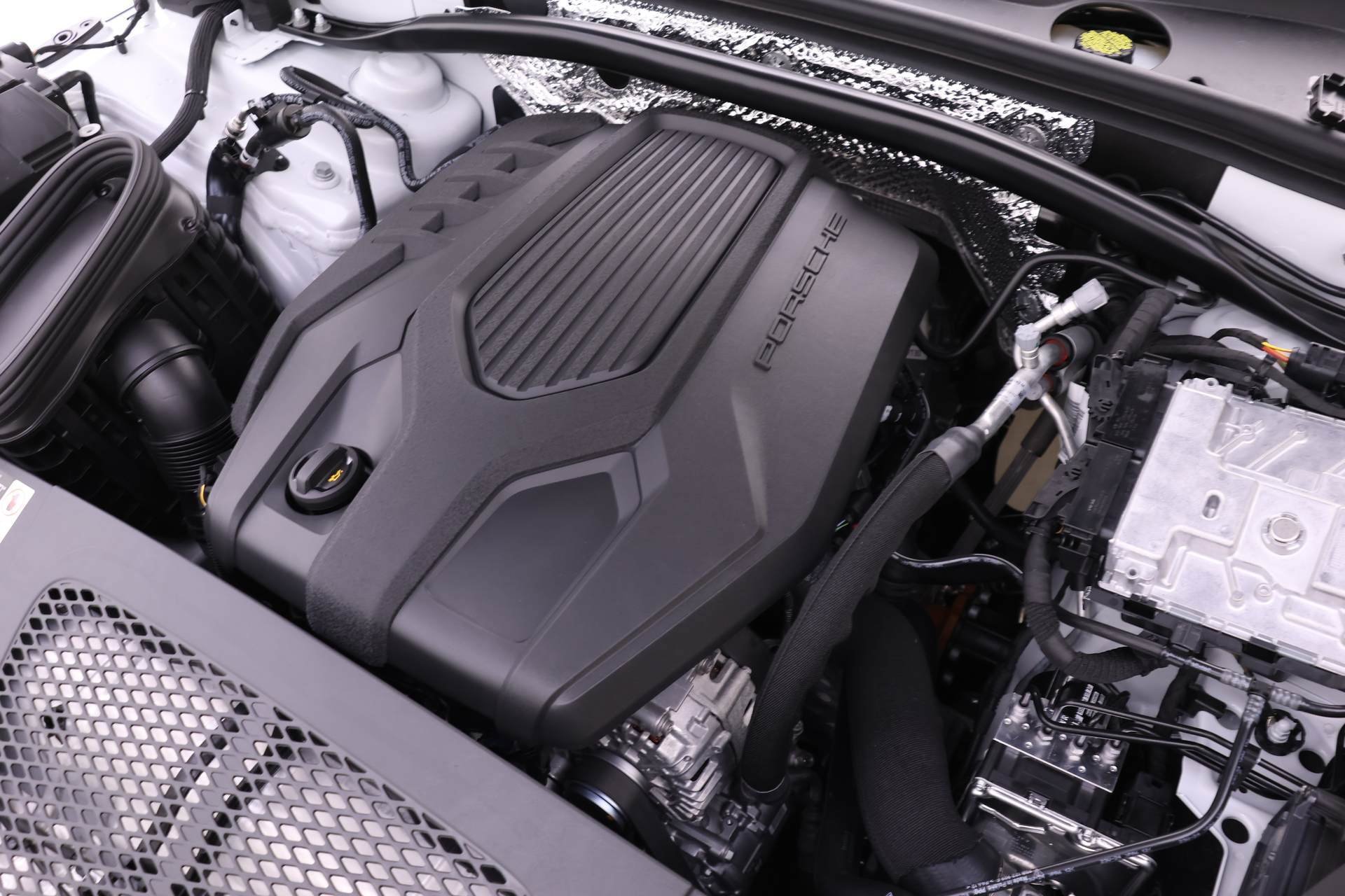 Used 2025 Porsche Macan AWD/4WD image 14