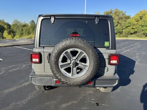 Used 2020 Jeep Wrangler Unlimited Sahara image 4