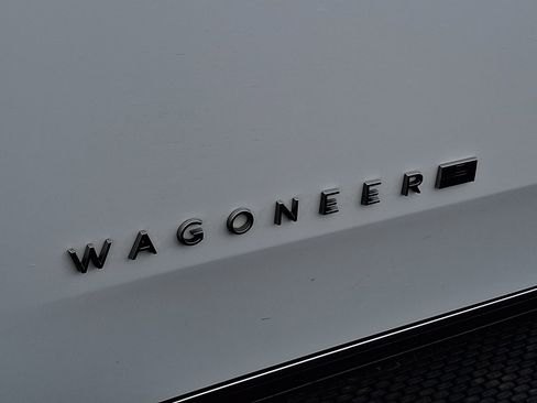 Used 2024 Jeep Wagoneer L Series II w/ Flexible Seating Group image 30