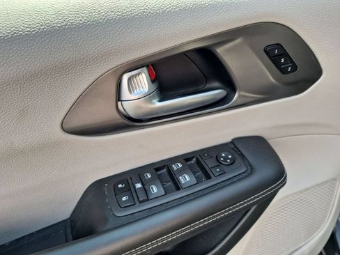 Used 2024 Chrysler Pacifica Touring-L FWD image 14