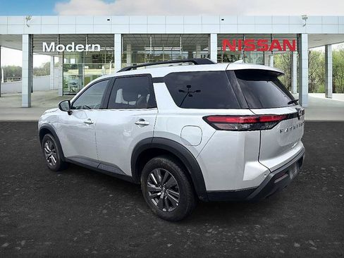 Certified 2024 Nissan Pathfinder SV FWD image 3