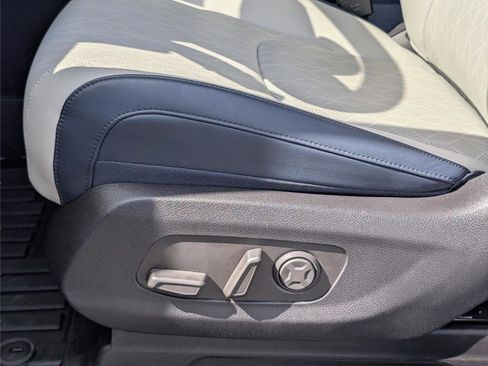 Used 2026 Kia Carnival SX w/ SX Dark Edition Package image 11