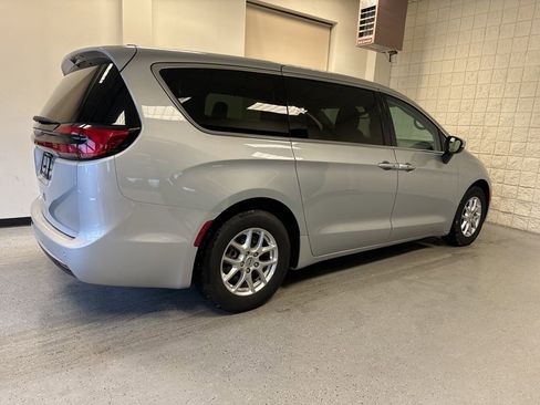 Used 2023 Chrysler Pacifica Touring-L image 23