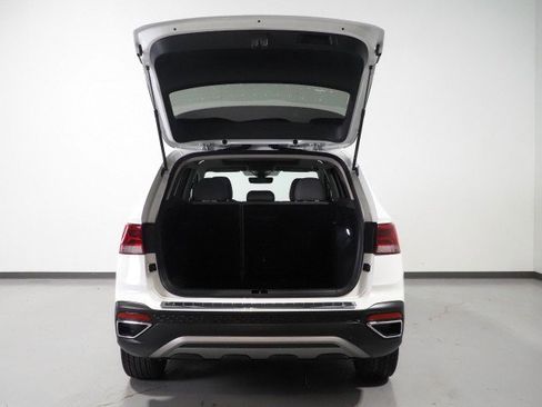 Used 2024 Volkswagen Taos SE w/ Panoramic Sunroof Package FWD image 33
