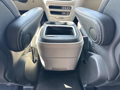 Used 2022 Chrysler Pacifica Touring-L FWD image 14
