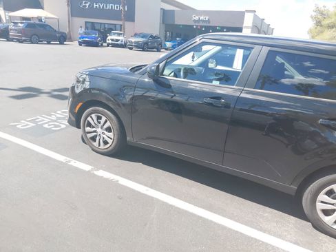 Used 2023 Kia Soul LX FWD image 2