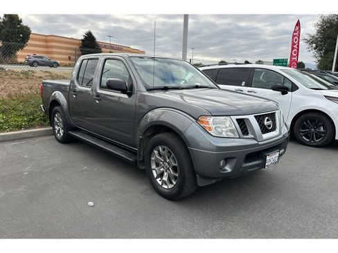 Used 2021 Nissan Frontier SV RWD image 2