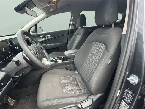 Used 2023 Kia Sportage LX image 9