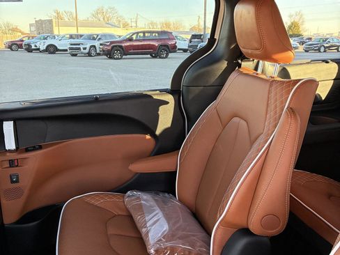 New 2026 Chrysler Pacifica Pinnacle image 7
