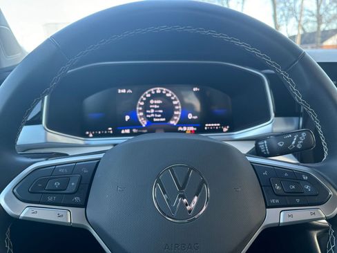 Used 2025 Volkswagen Taos SE image 28