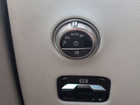 Used 2025 Mercedes-Benz GLC 350e 4MATIC image 25