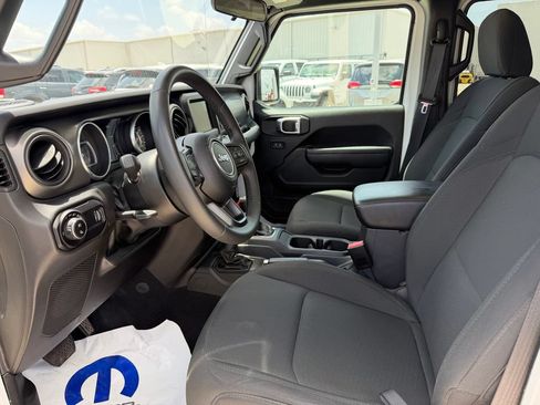 Used 2023 Jeep Gladiator Sport AWD/4WD image 11