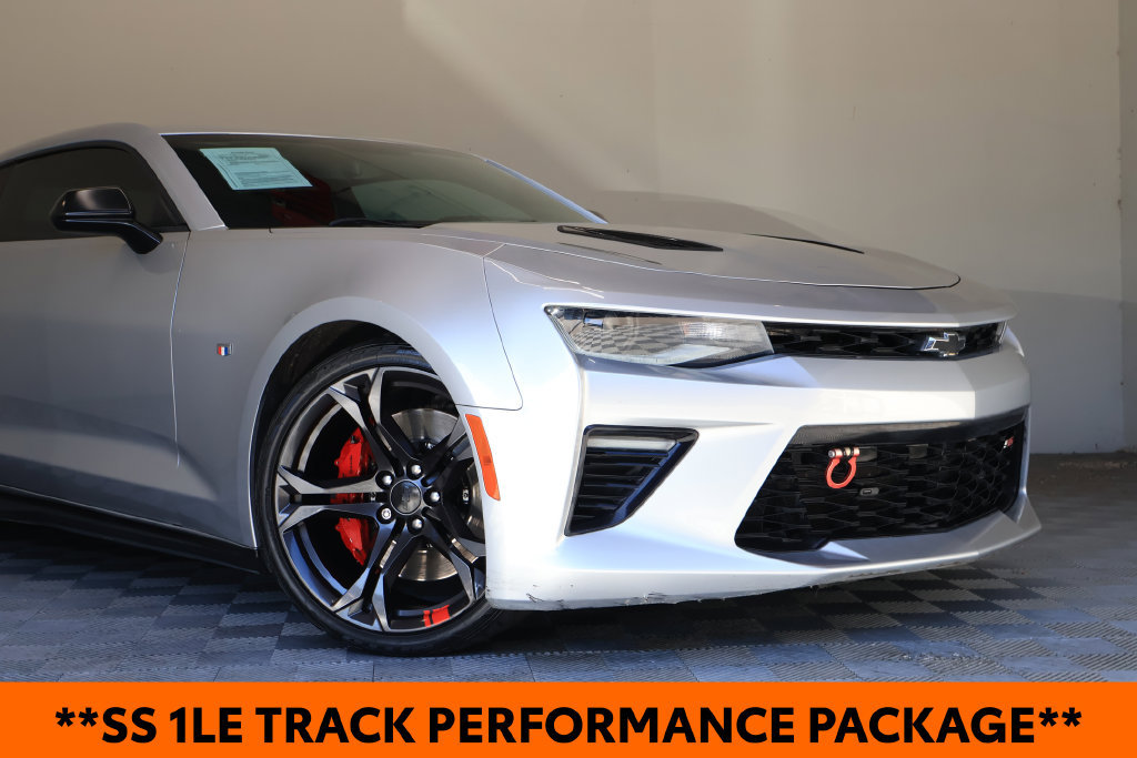 Used 2018 Chevrolet Camaro SS RWD image 3
