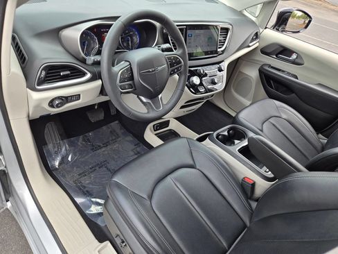 Used 2024 Chrysler Pacifica Touring-L FWD image 17
