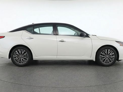 Used 2025 Nissan Altima 2.5 SV image 11