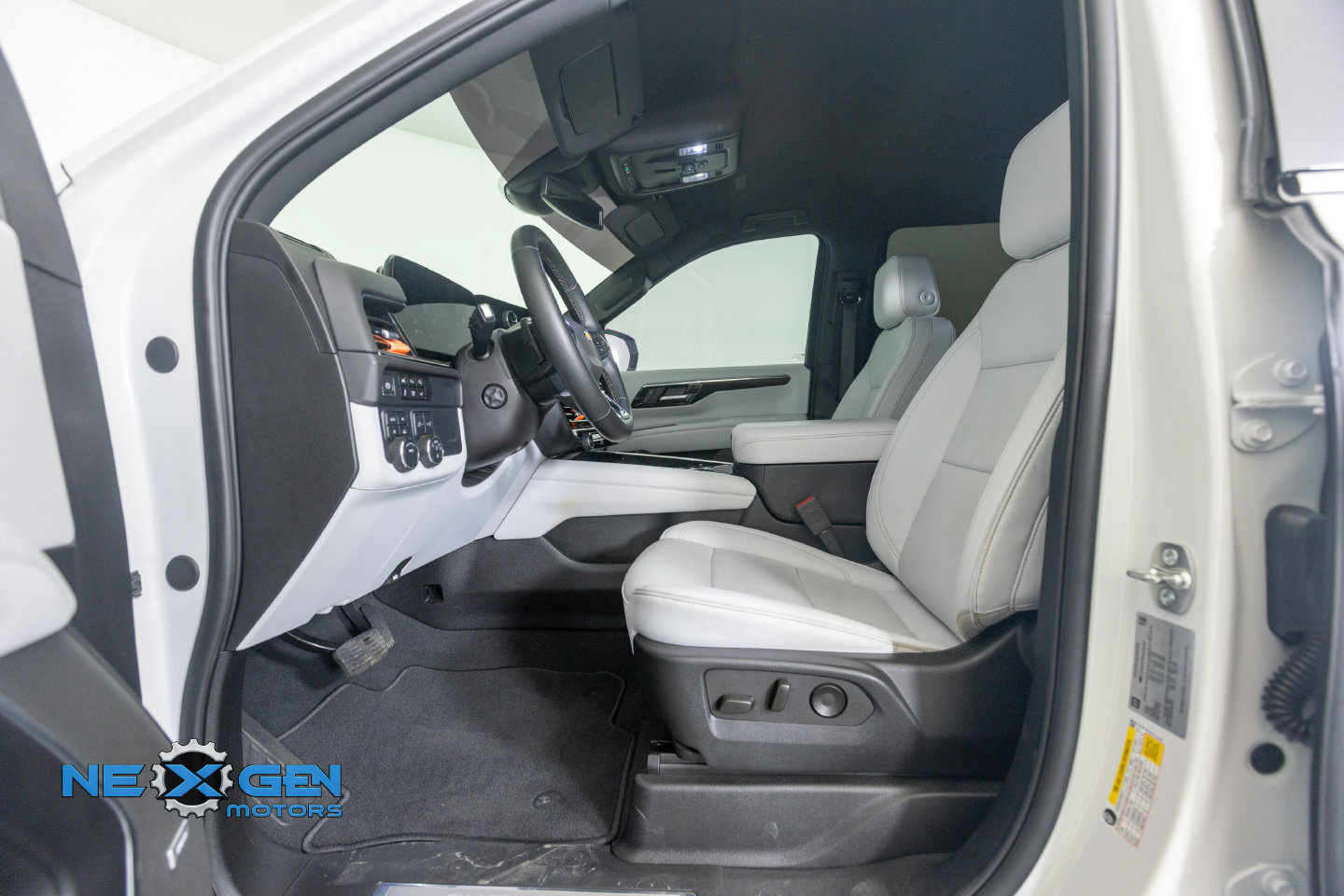Used 2025 Chevrolet Suburban Premier AWD/4WD image 14