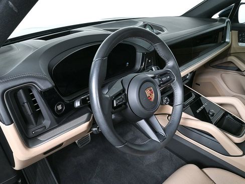 Certified 2025 Porsche Cayenne S image 6