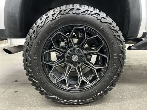 Used 2024 GMC Canyon AT4X w/ AT4X AEV Edition image 32